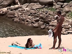 Um homem bem-dotado usa sua faca habilidosa para dar prazer a uma mulher nudista na praia, levando a um clímax apaixonado.