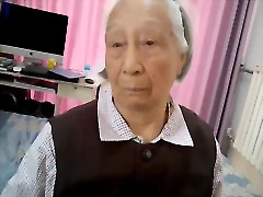 یک زن مسن ژاپنی پس از سالها رابطه جنسی لذت شدیدی را تجربه می کند.