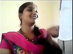 一对印度夫妇在Telugu情色视频中探索他们的癖好。