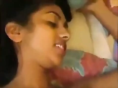 એક ભારતીય સુંદરી એક જુસ્સાદાર એન્કાઉન્ટરમાં સામેલ થાય છે, જે તેના પાર્ટનરને ખુશ કરવામાં તેની કુશળતા દર્શાવે છે