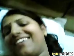 Adolescente Desi da una mamada apasionada y disfruta de la penetración dura de su vagina peluda.