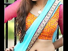 Butang perut remaja yang berpakaian saree mendapat perhatian dalam rancangan erotiknya.