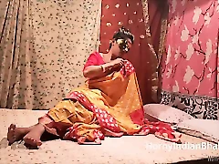 インドの花嫁が、草むらの国境係長とのセンセーショナルな新婚旅行で速いペースで激しいセックスをする。