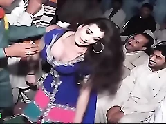 La sexy bailarina pakistaní realiza movimientos sensuales, revelando curvas y excitando su deseo.