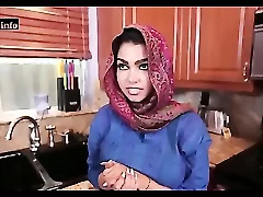 Арабская мусульманка в хиджабе дико занимается жестким сексом.