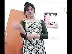Desi bhabhi dengan menggoda menanggalkan pakaiannya, memperlihatkan lekuk tubuhnya dan menikmati seks panas dalam video titillating ini