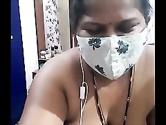 Kecantikan Desi dengan payudara yang montok melakukan kerja renda di webcam