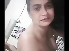رجل بنجابي يتمتع بالهيمنة من خلال الجنس الشرجي المكثف في فيديو ساخن.