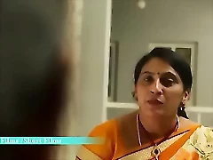 Индийская тетушка намазана маслом и получает фингеринг перед горячей встречей.