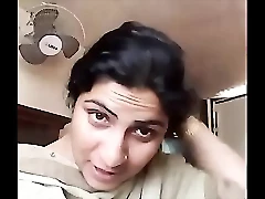 عمة باكستانية مثيرة تستمتع بلحظة حميمة مع صديق مشاغب، تستمتع بجنس ساخن تحت ذريعة العمل.