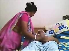 Der enge Arsch eines Desi-Mädchens lockert sich, wird vollständig penetriert und genießt intensiven, harten Sex.