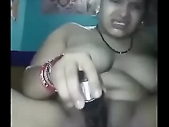 Une femme indienne se fait plaisir expertement, atteignant plusieurs orgasmes dans une démonstration alléchante d'amour-propre et de sensualité.