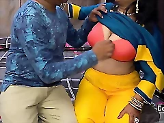 Eine indische Tante erschauert vor Vergnügen, als sie in einem Hindi-Video tief penetriert wird.
