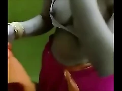 Desi Bhabhi zeigt ihre großen Brüste in einem heißen Video.